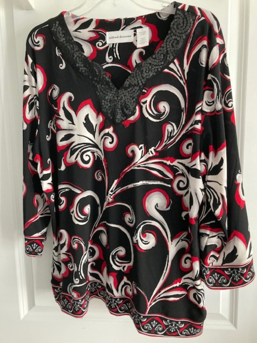 Alfred Dunner Black Red White Floral Scroll Sequin V Neck Tunic Top - NEW